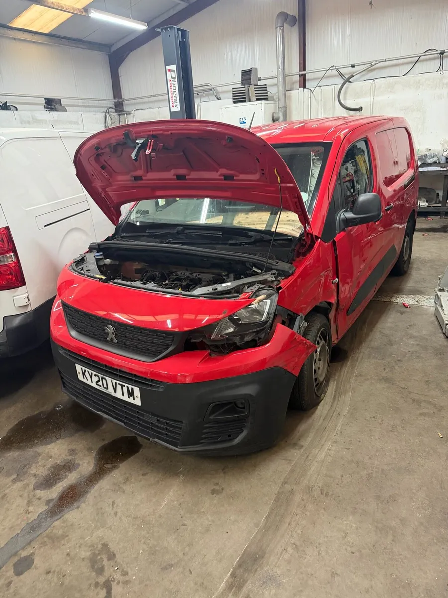2020 Peugeot partner 1.5 for breaking only - Image 3