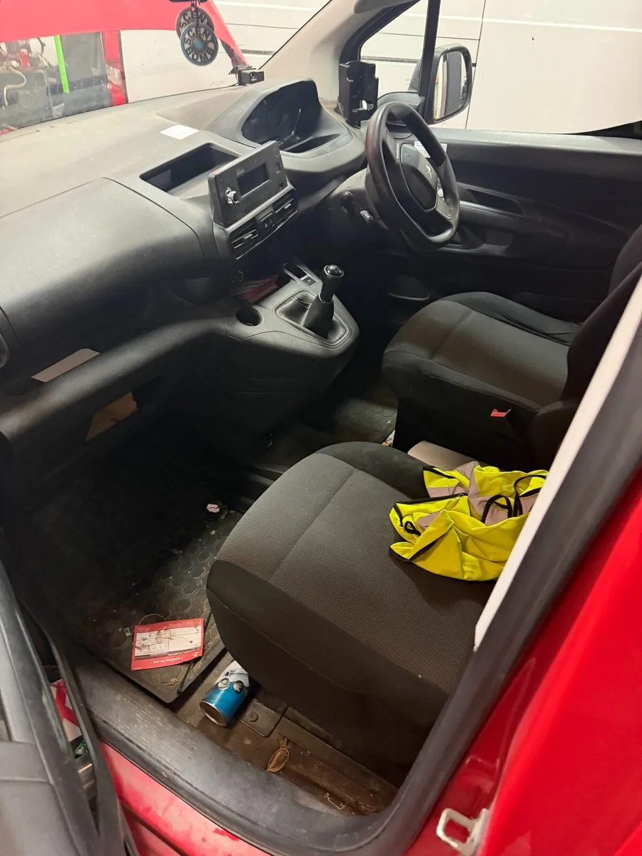 2020 Peugeot partner 1.5 for breaking only - Image 4