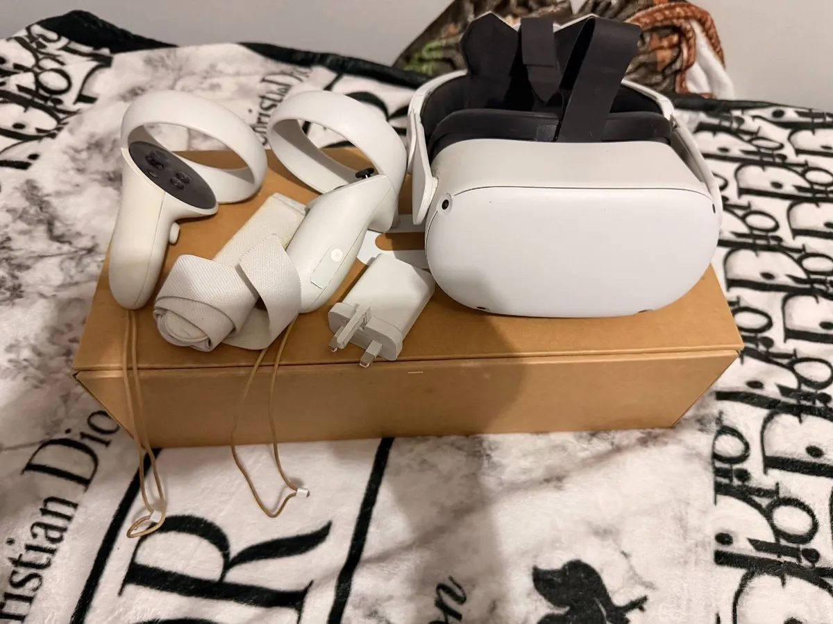 Meta Quest 2 128GB VR – Barely Used + Twist Strap - Image 4