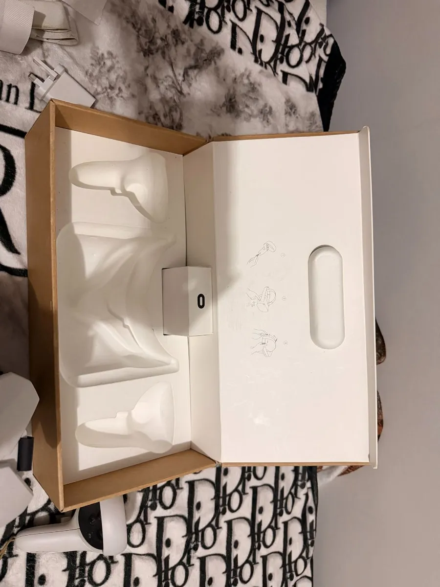 Meta Quest 2 128GB VR – Barely Used + Twist Strap - Image 2