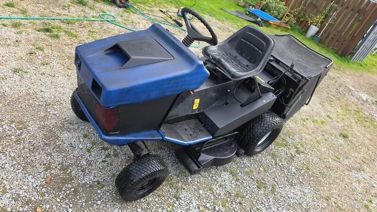 Etesia Hydro 100 Ride-on Lawn Mower - Image 1
