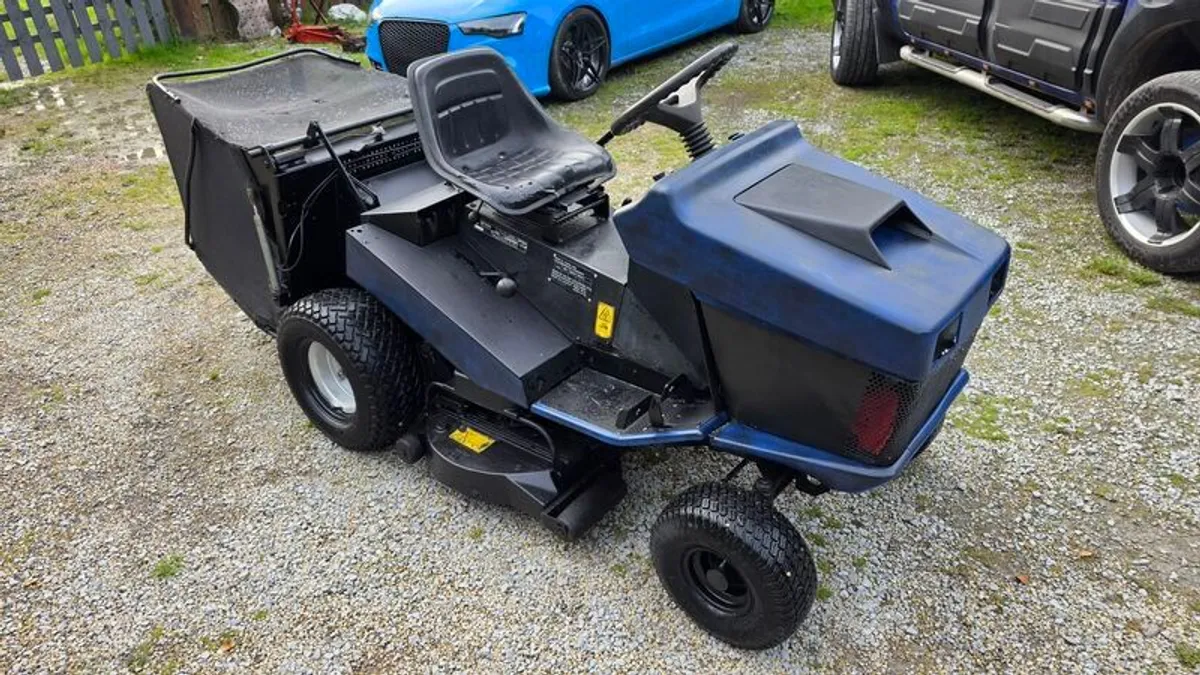 Etesia Hydro 100 Ride-on Lawn Mower - Image 2