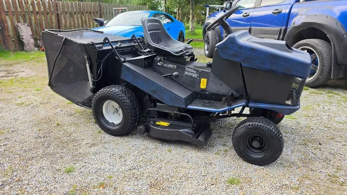 Etesia Hydro 100 Ride-on Lawn Mower - Image 3