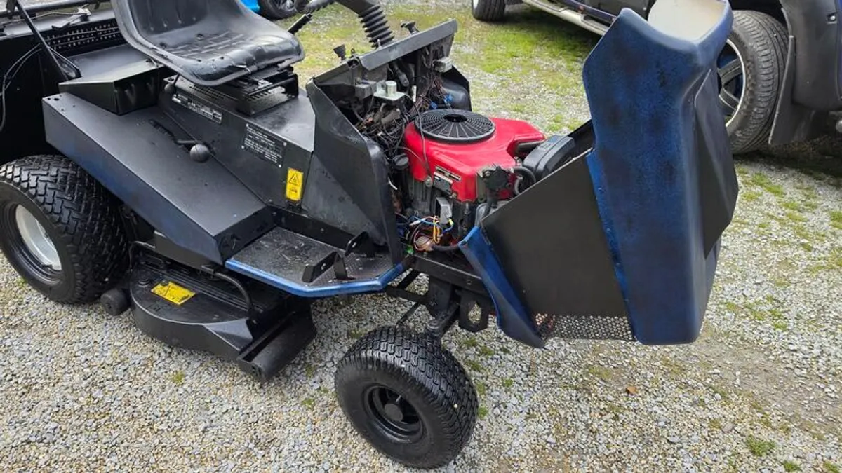 Etesia Hydro 100 Ride-on Lawn Mower - Image 4