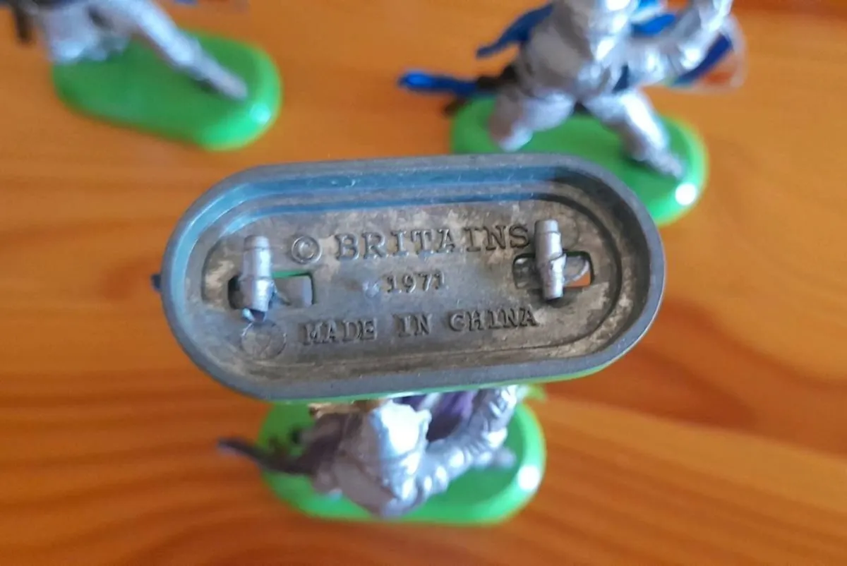 Vintage Britains toy knights - Image 1