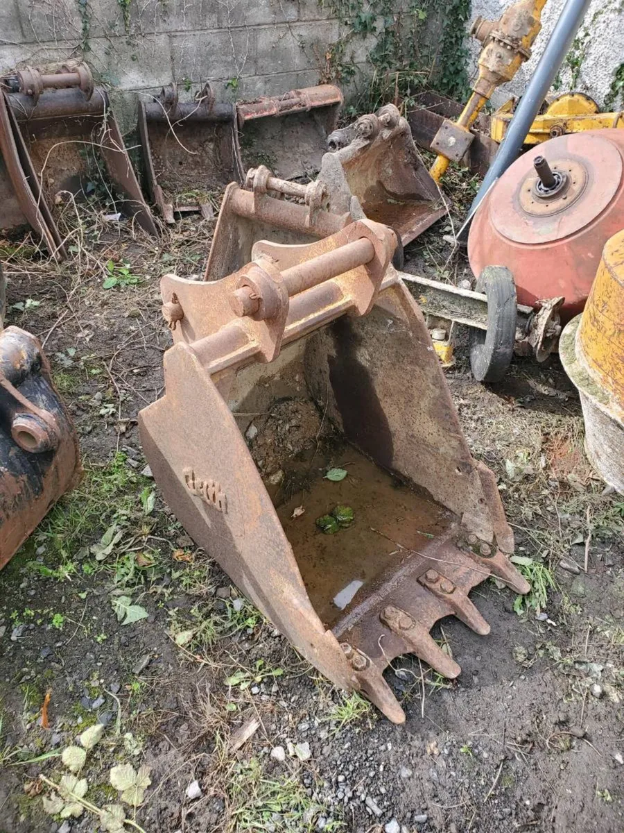 Selection of digger buckets - Image 1