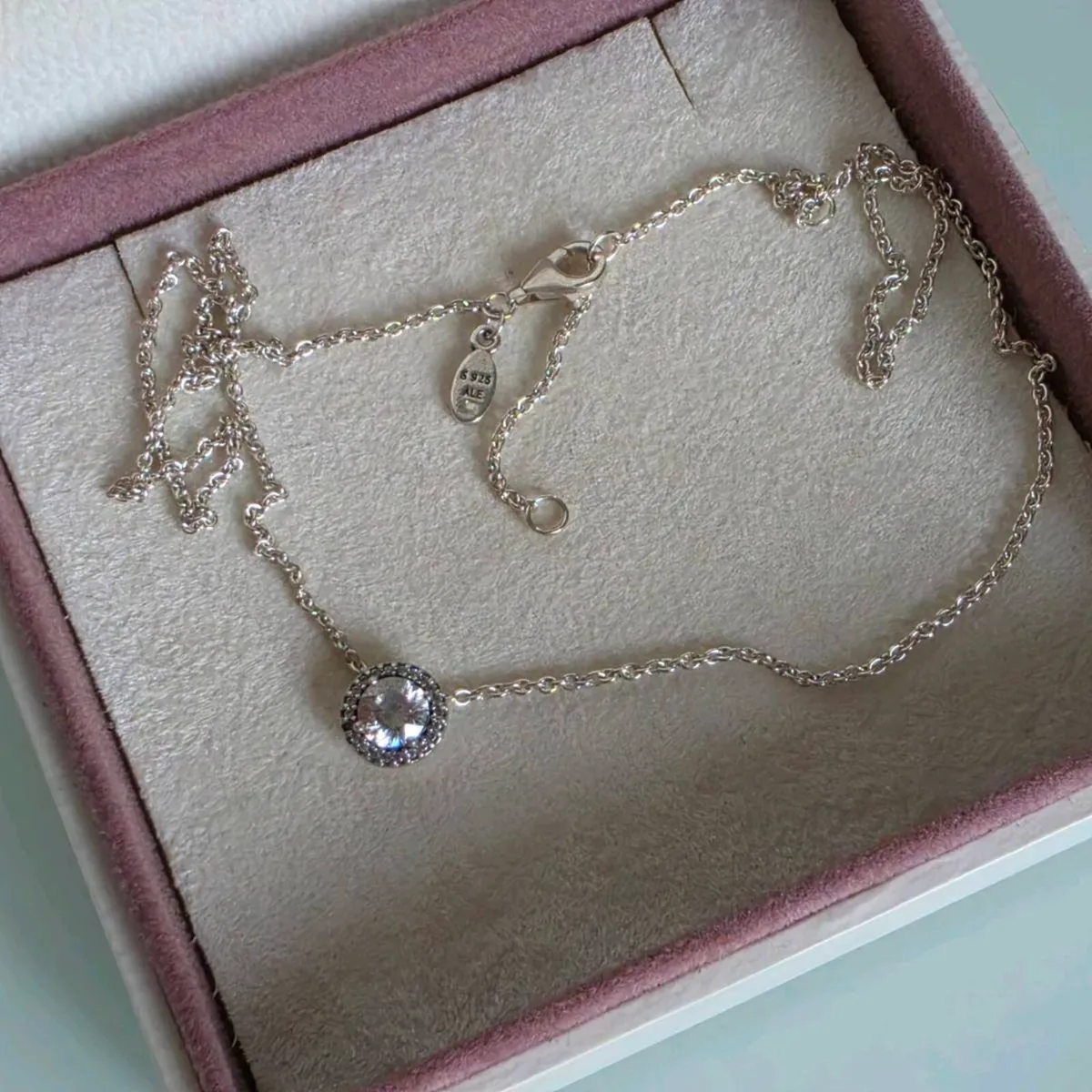 Pandora necklace with a central round pendant - Image 1