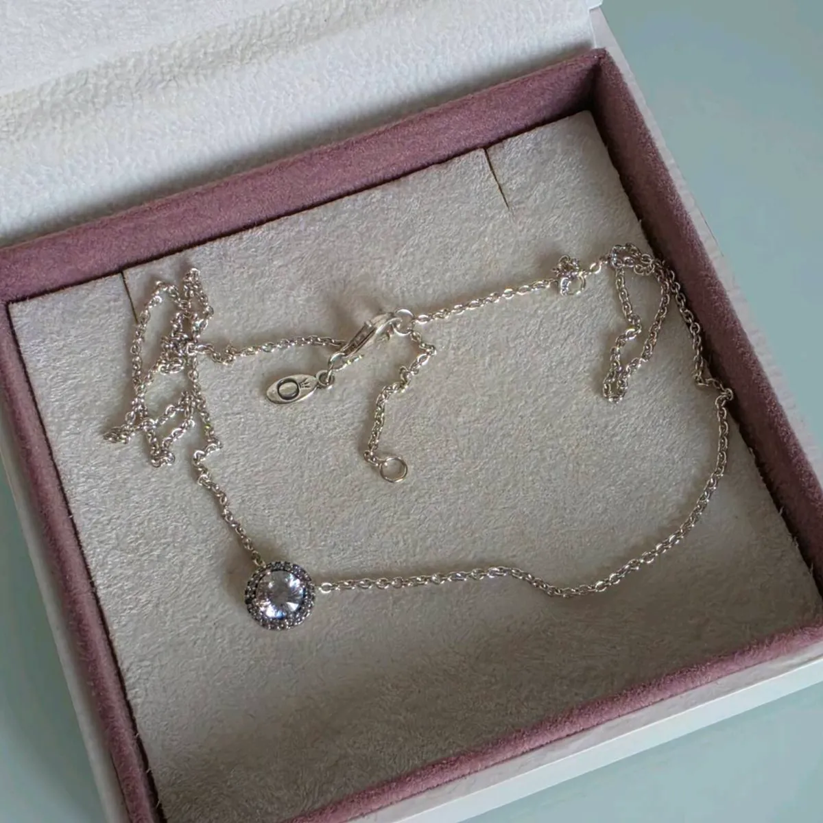 Pandora necklace with a central round pendant - Image 2
