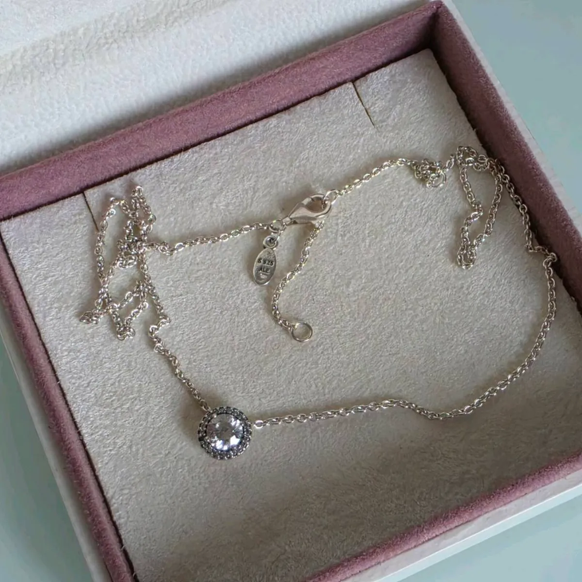 Pandora necklace with a central round pendant - Image 3