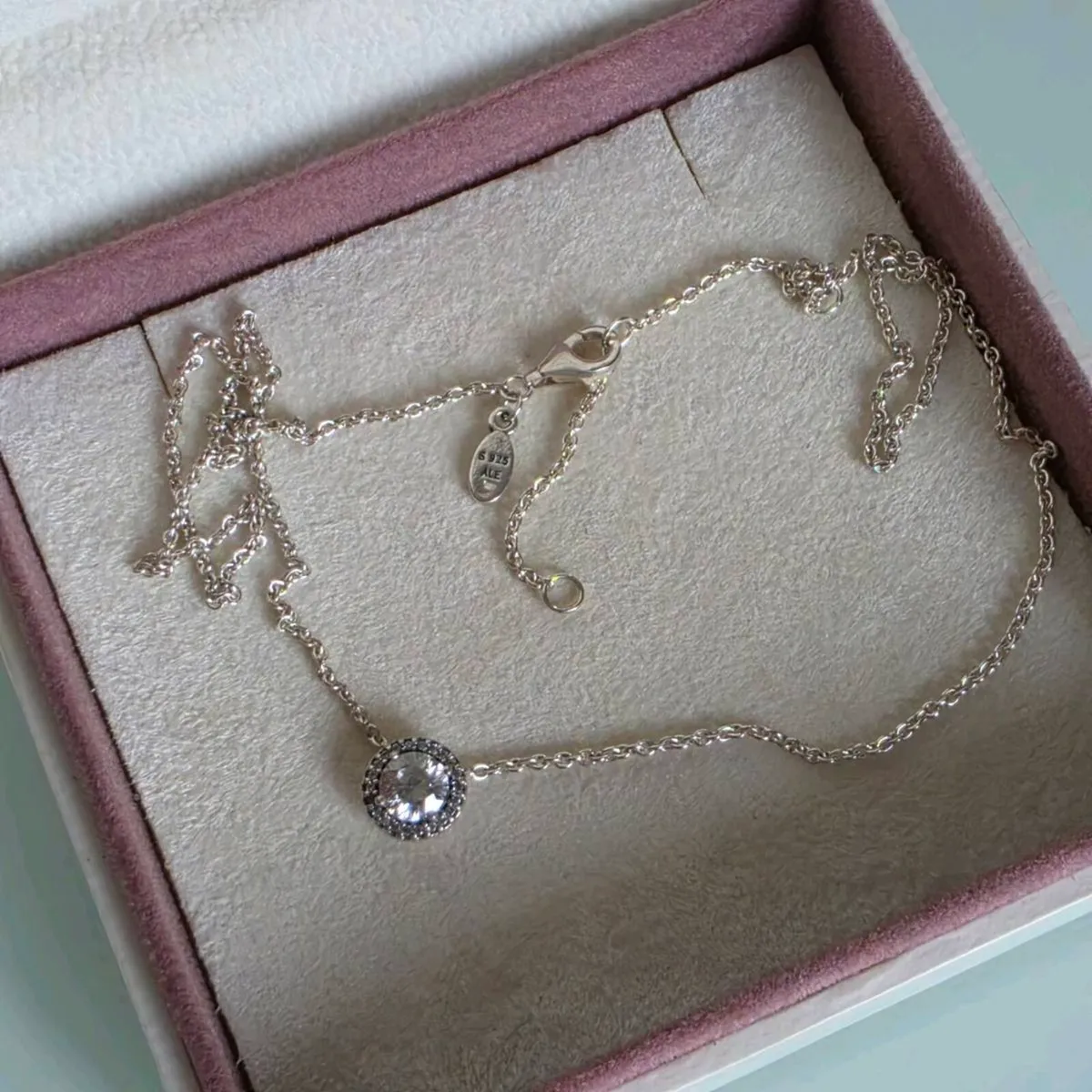 Pandora necklace with a central round pendant - Image 4