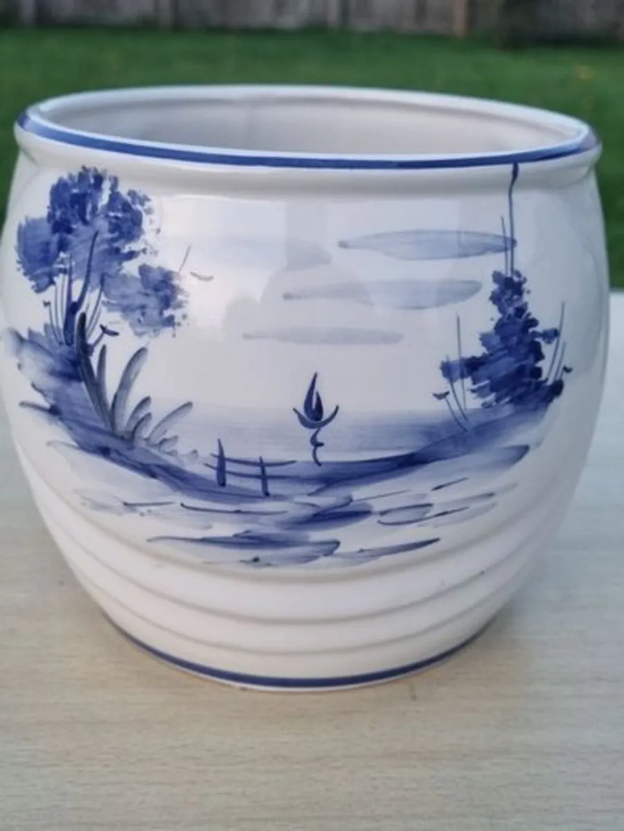 Vintage-style ceramic flowerpot - Image 1