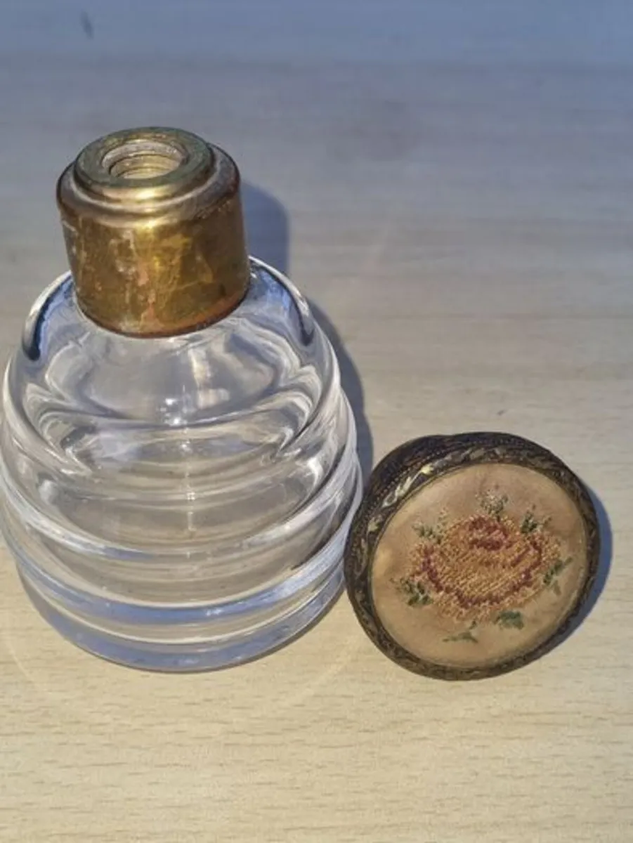Antique perfume bottle - Image 4