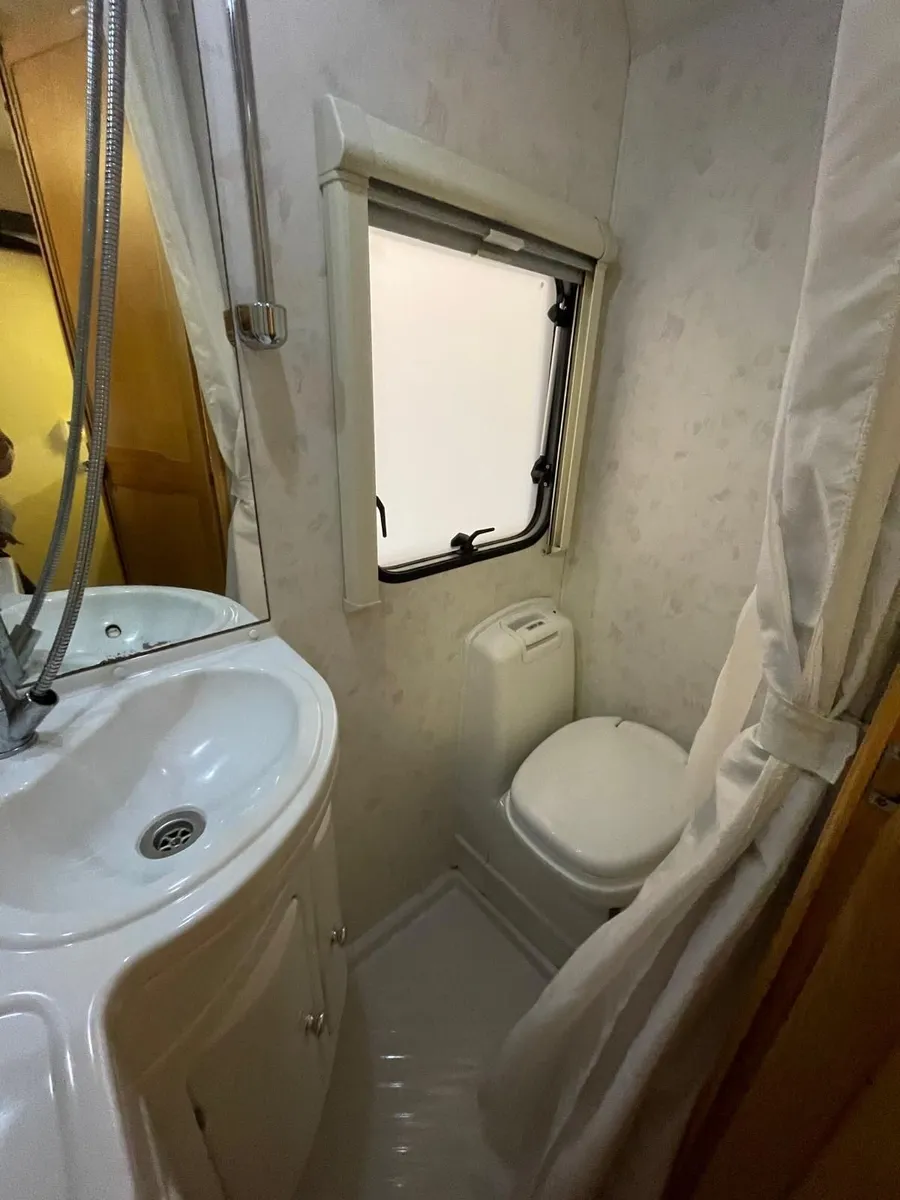 2005 Compass Avantgarde 300 5 Berth - Image 2