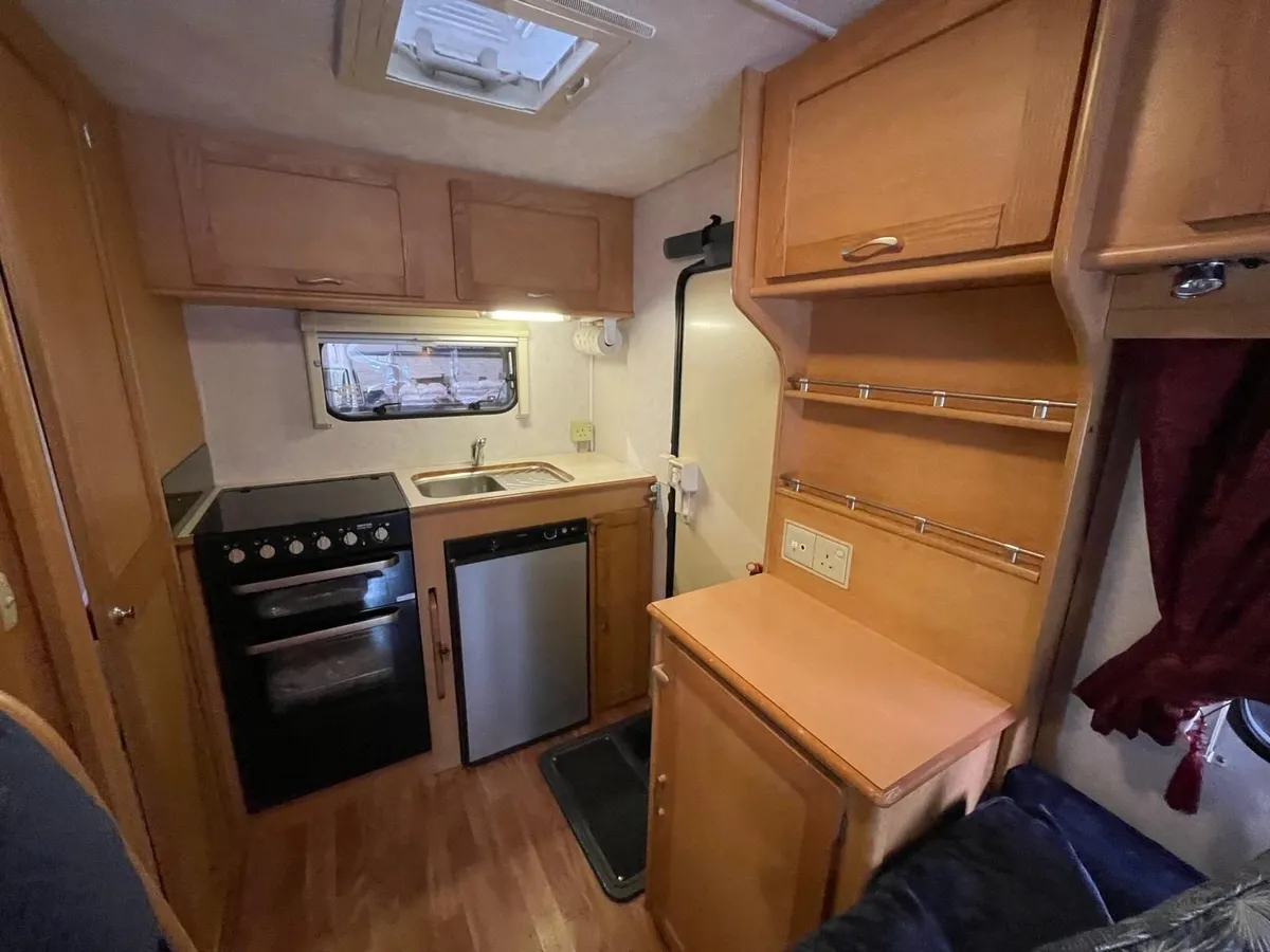 2005 Compass Avantgarde 300 5 Berth - Image 4