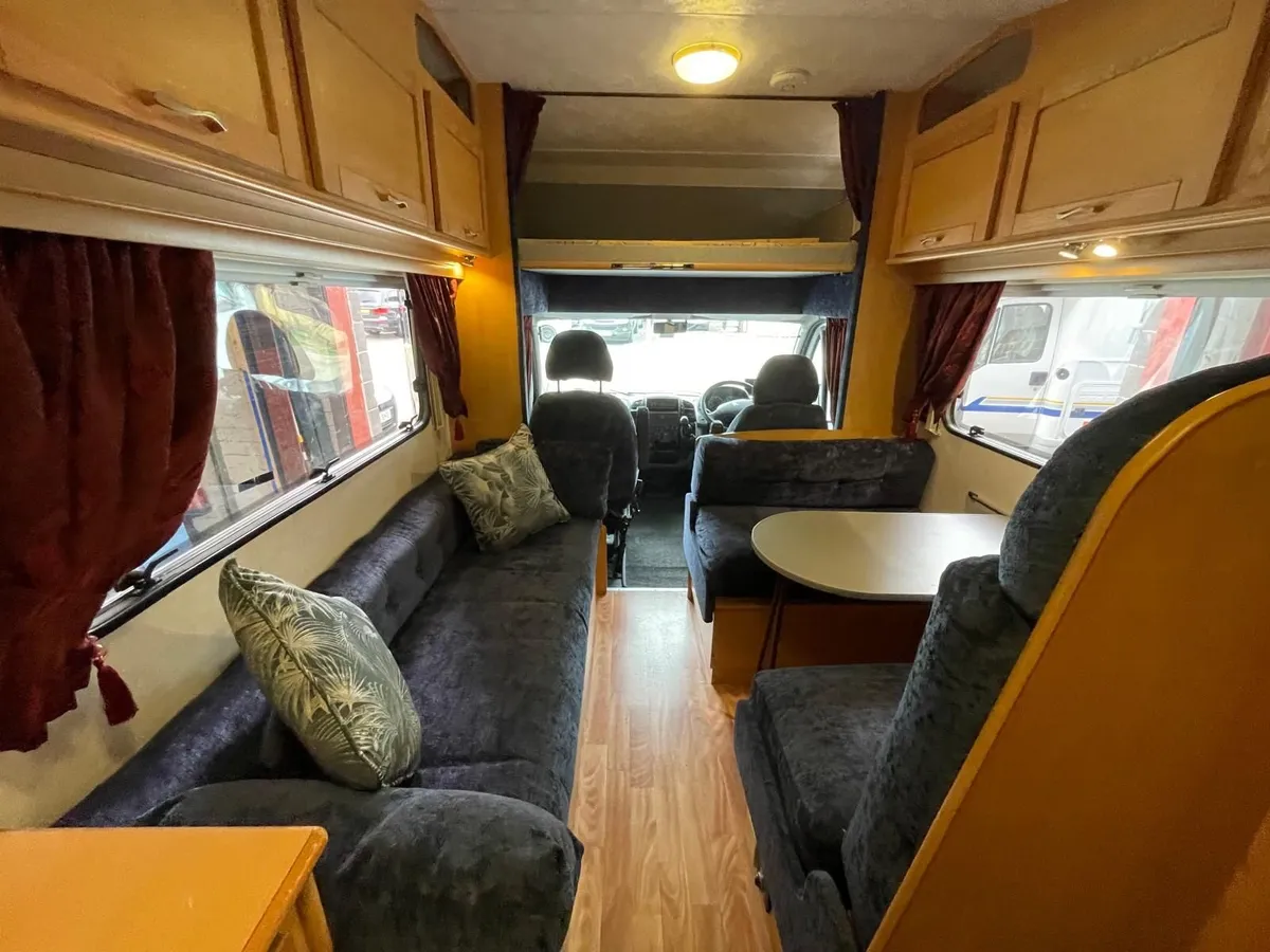 2005 Compass Avantgarde 300 5 Berth - Image 3