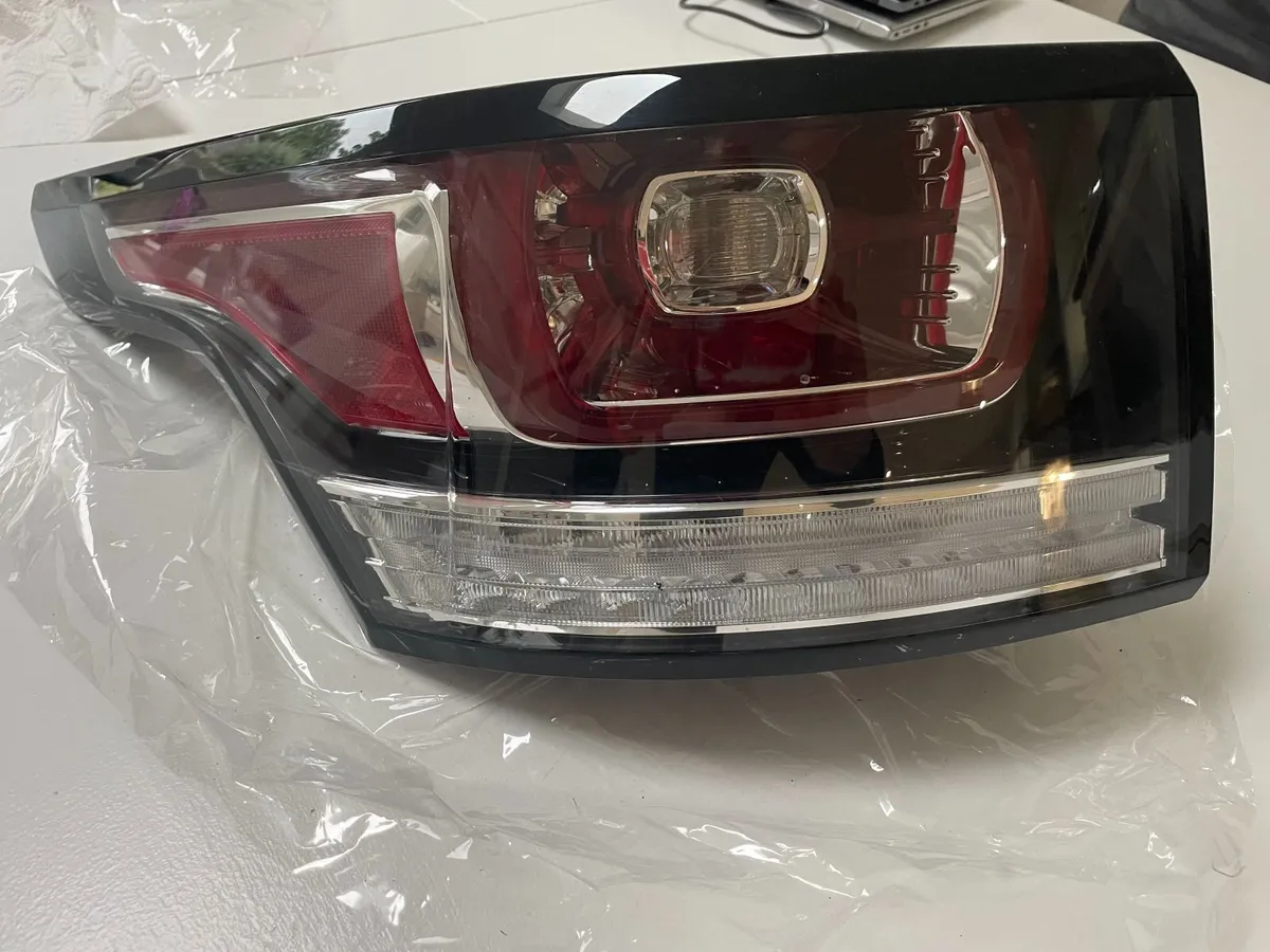 RANGE ROVER SPORT LEFT PASSENGER REAR TAIL LIGHT - Image 1