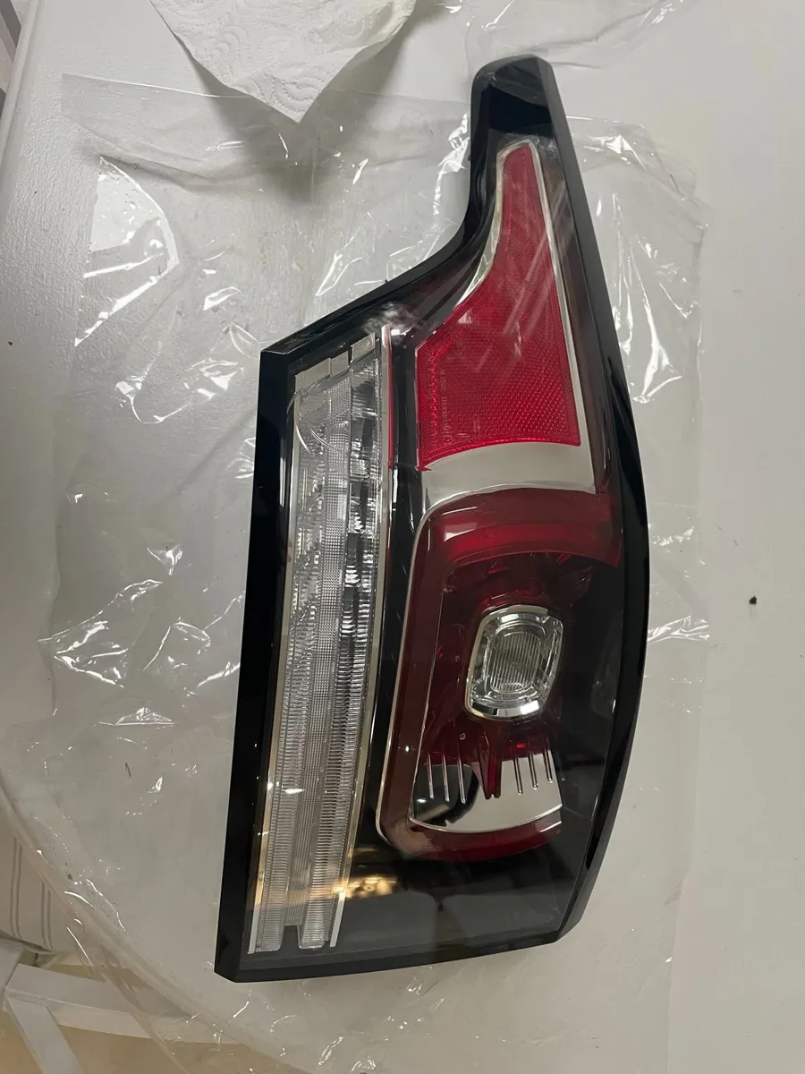 RANGE ROVER SPORT LEFT PASSENGER REAR TAIL LIGHT - Image 2