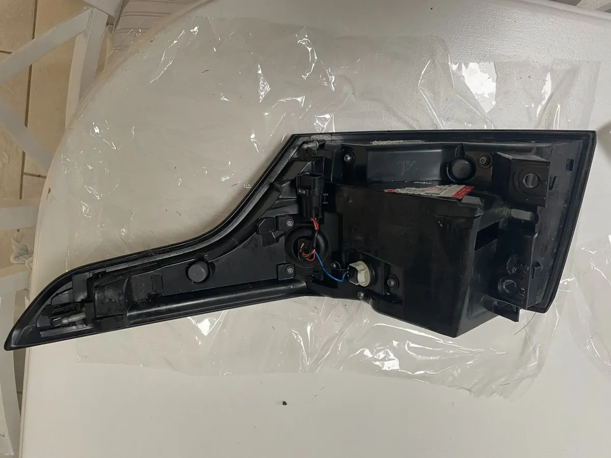RANGE ROVER SPORT LEFT PASSENGER REAR TAIL LIGHT - Image 3