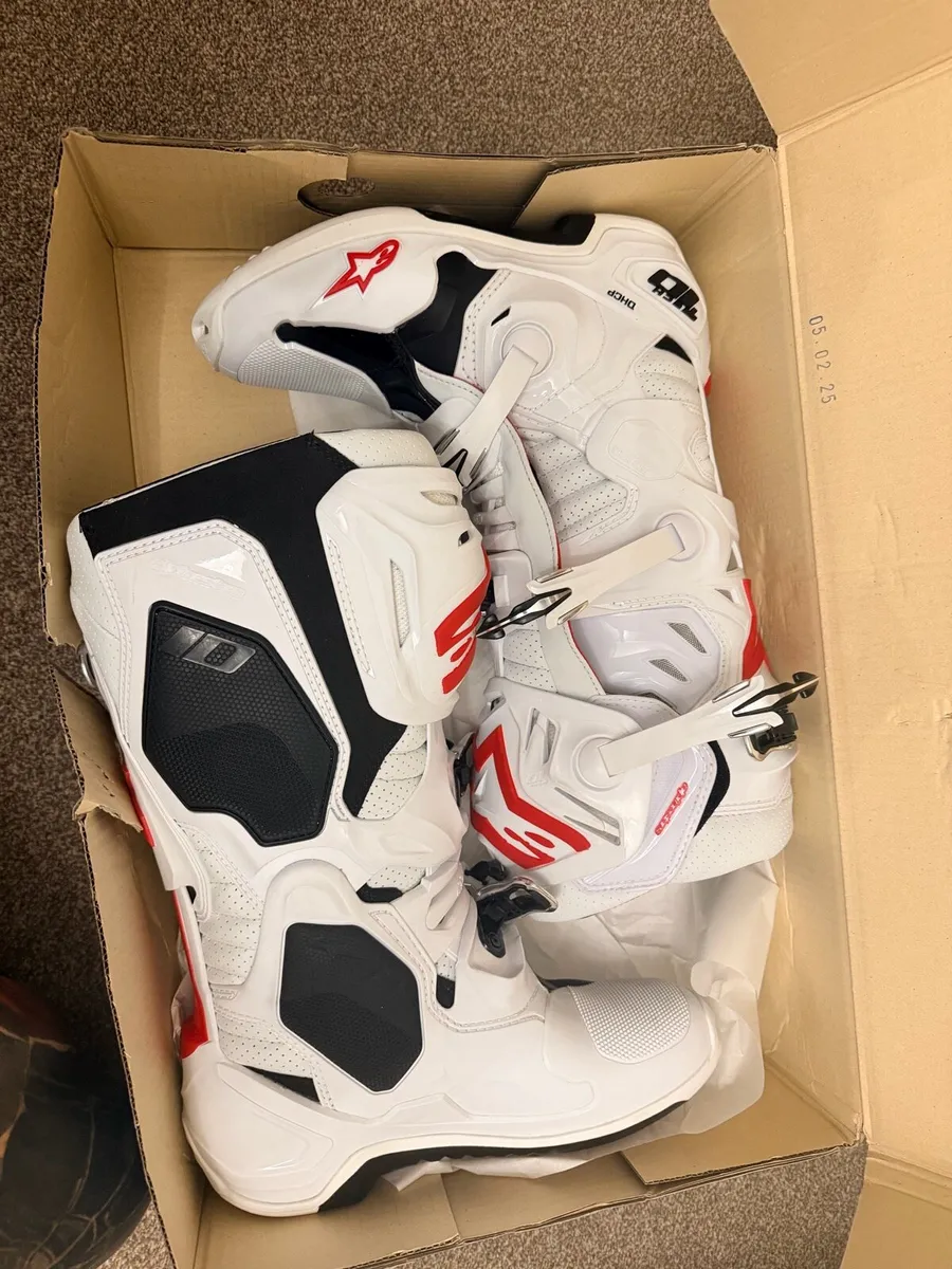 Brand New Alpinestar Tech 10 Supervented Buts 40,5 - Image 2
