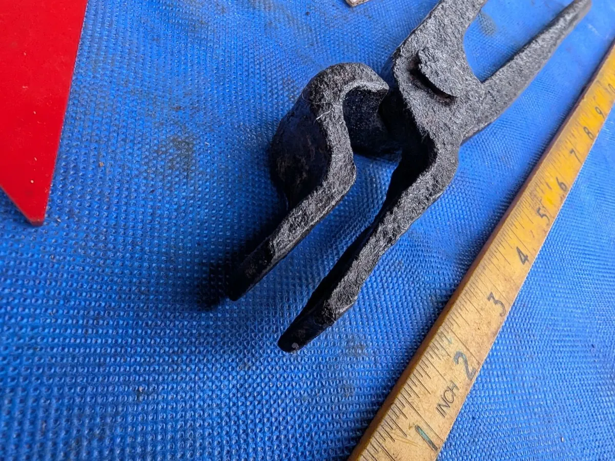 Versatile Blacksmiths Tongs - Image 3