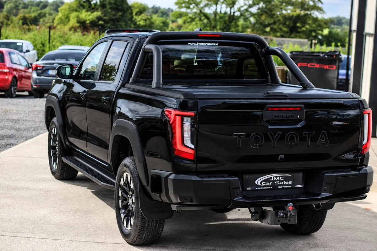 2026 TOYOTA HILUX INVINCIBLE - Image 4