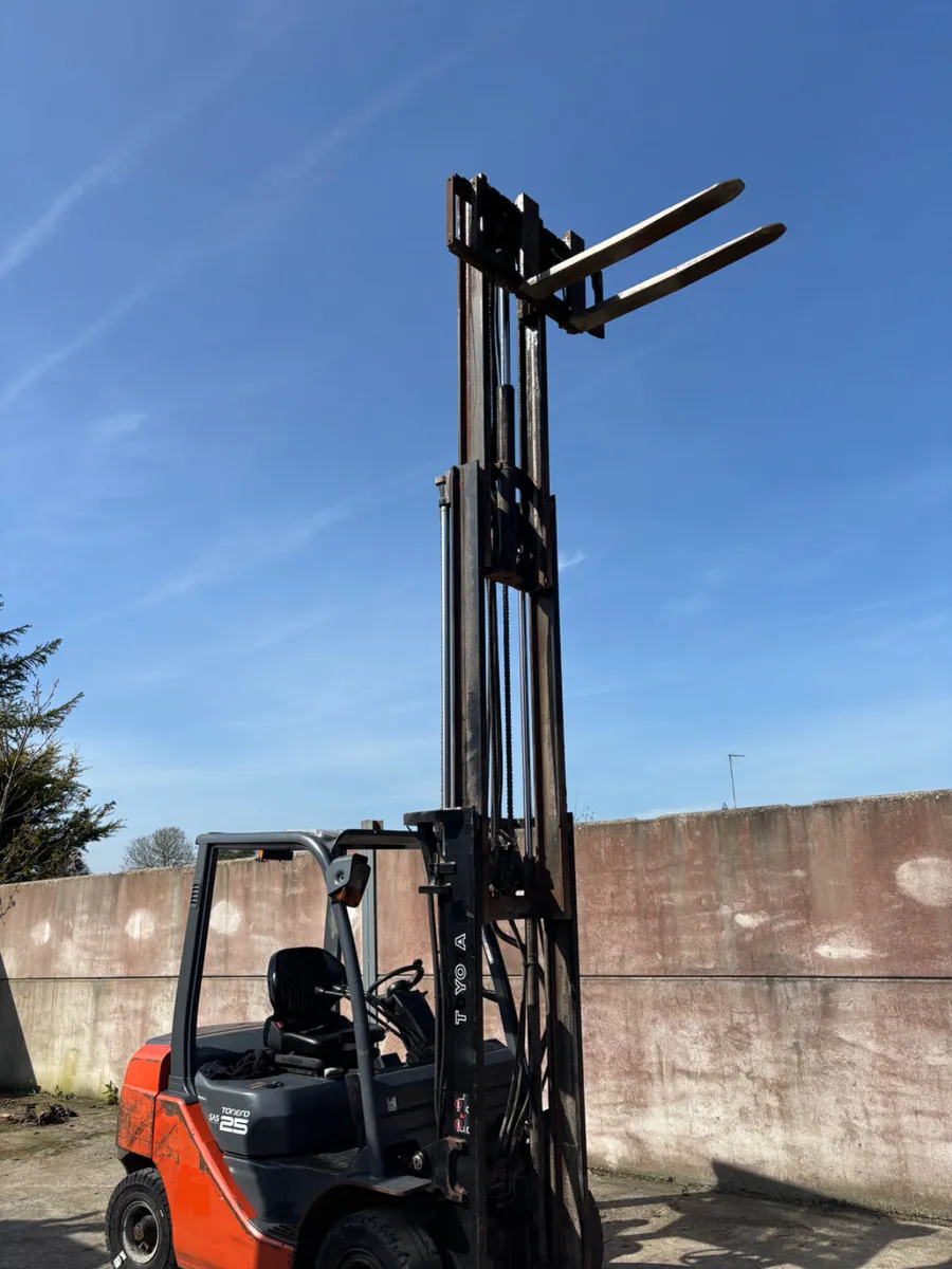 Toyota 2.5 ton diesel forklift - Image 3