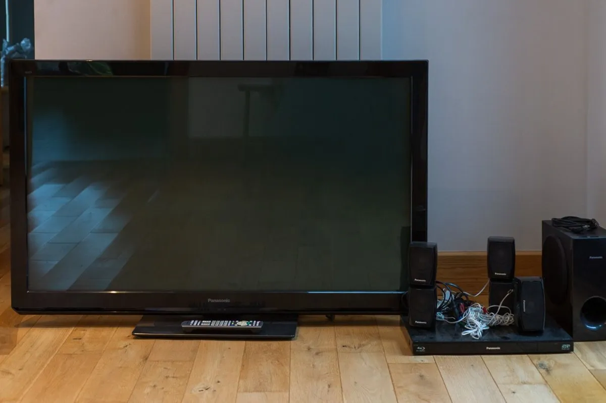 FREE Panasonic 50 inch Plasma & DVD/Blueray Sound - Image 3