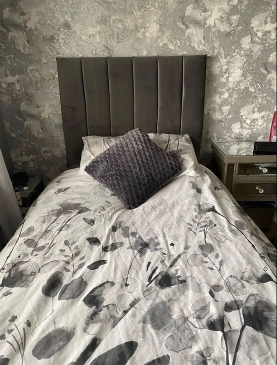 Single bed - Image 1