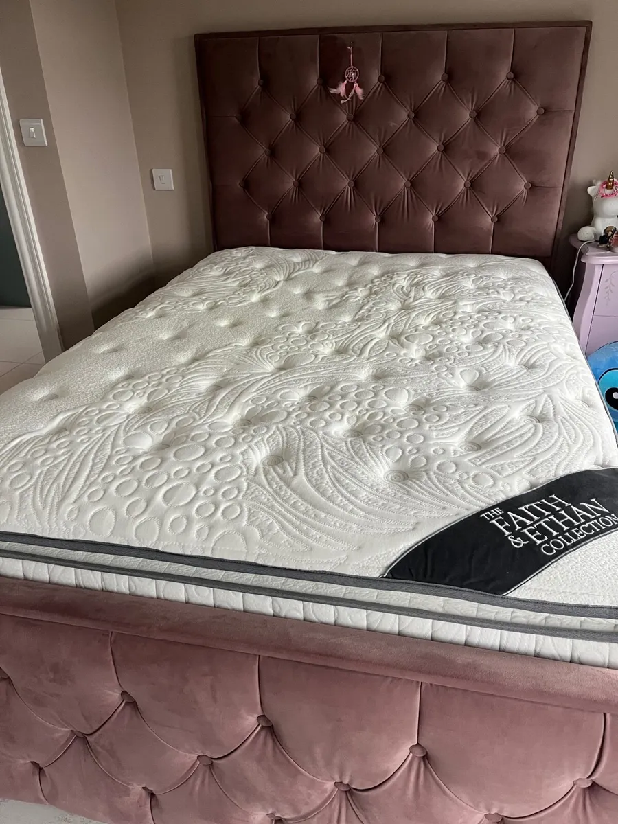 Girls bed with pink frame - Image 1