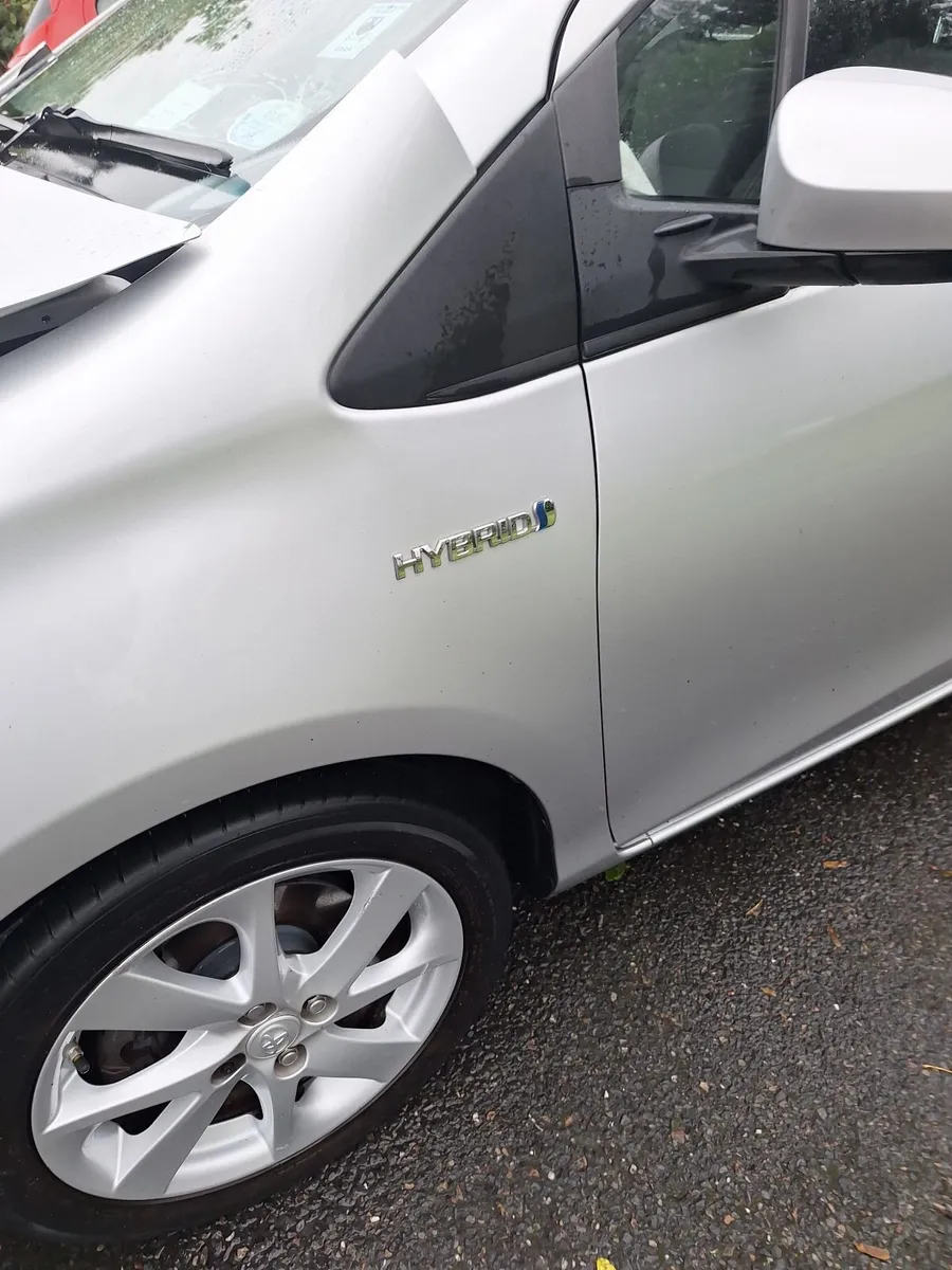 Toyota Yaris Hybrid 2015 Damaged frontal - Image 2