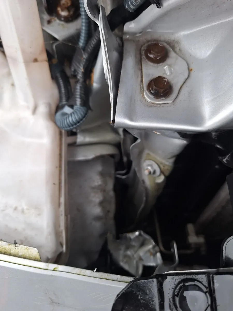 Toyota Yaris Hybrid 2015 Damaged frontal - Image 4