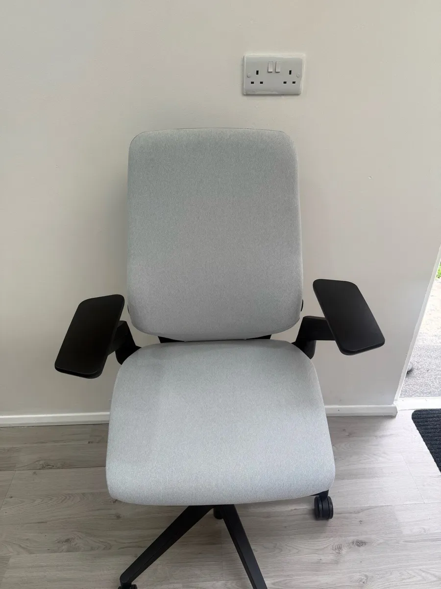 Steelcase Gesture Office Chair brand new - Image 2