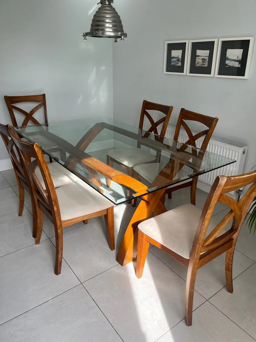 Dining table and 6 chairs - Image 1