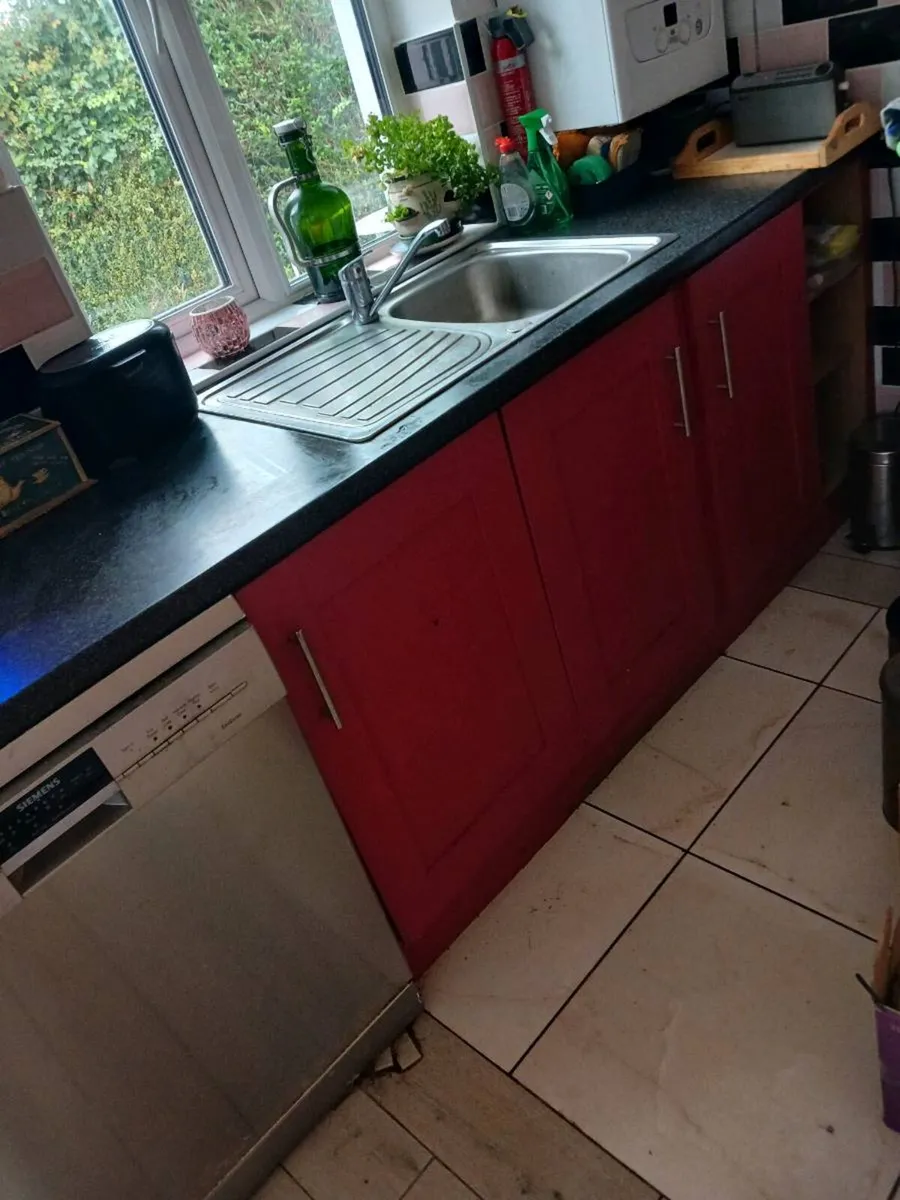 Fitted  kitchen - Image 1