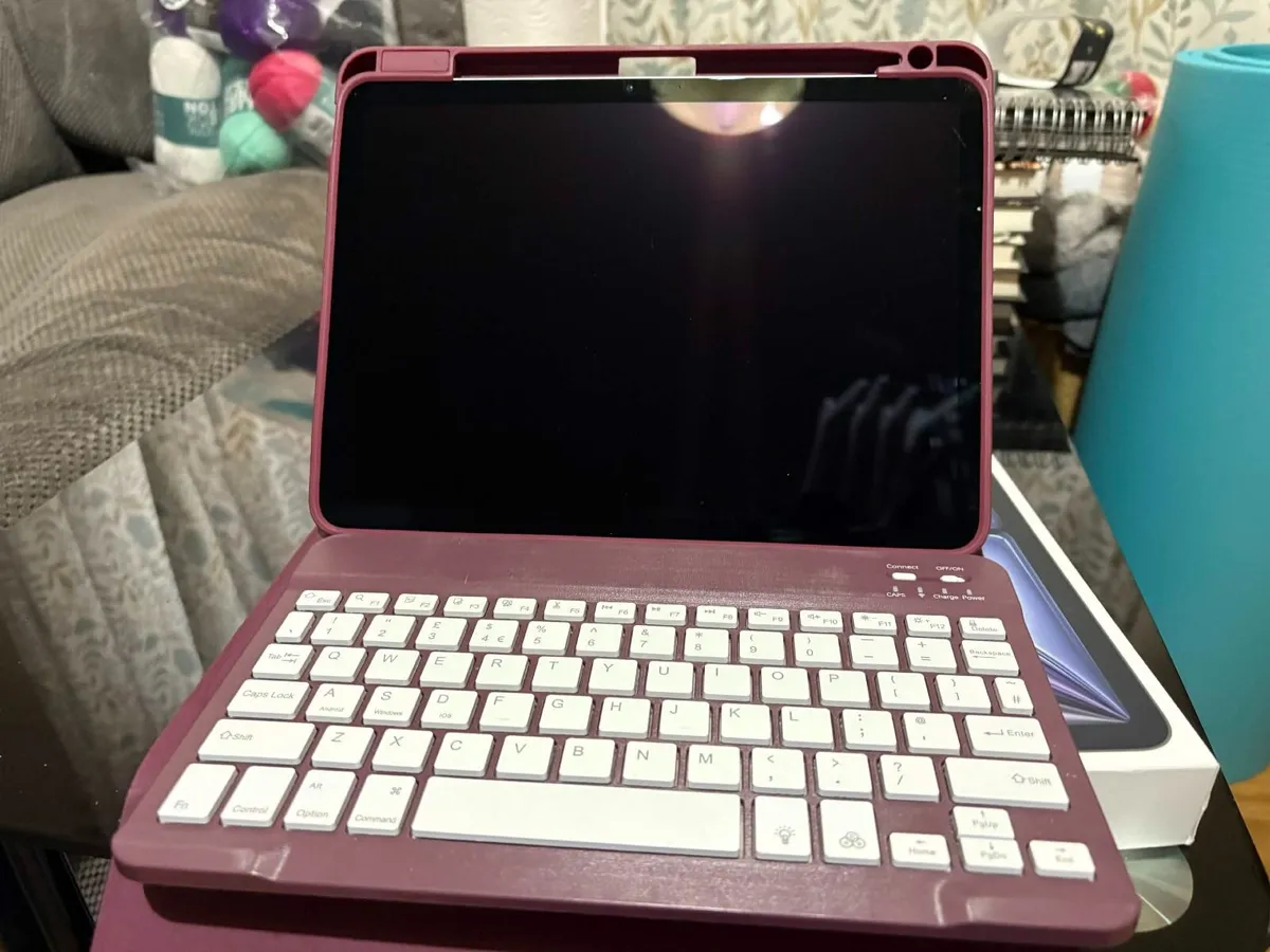 iPad Air M4 256GB Wifi with BluetoothKeyboard Case - Image 1