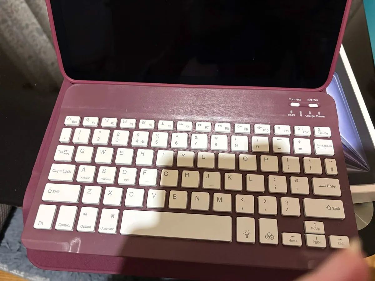 iPad Air M4 256GB Wifi with BluetoothKeyboard Case - Image 2