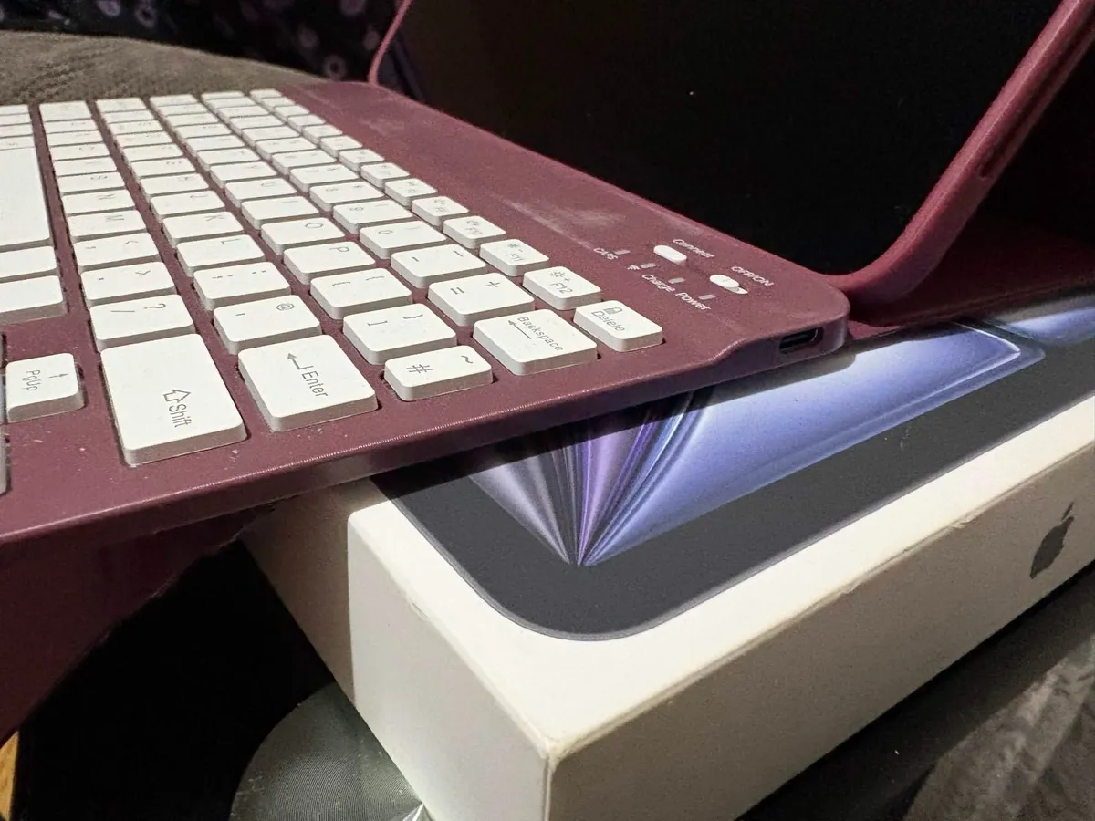 iPad Air M4 256GB Wifi with BluetoothKeyboard Case - Image 3