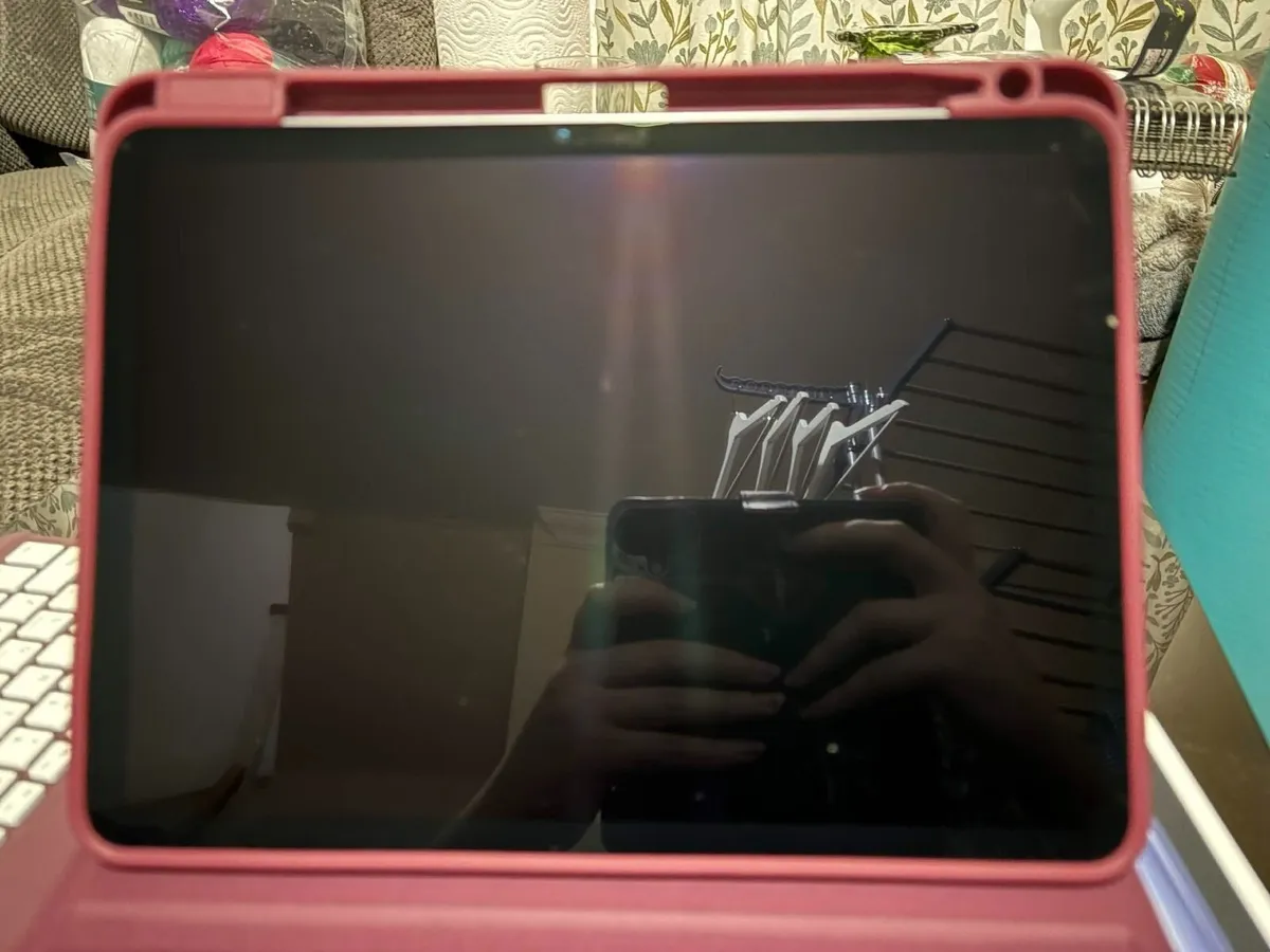 iPad Air M4 256GB Wifi with BluetoothKeyboard Case - Image 4