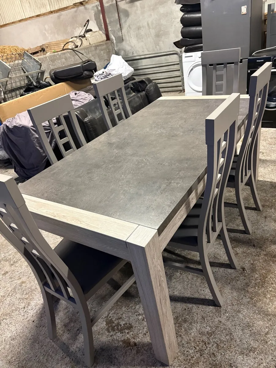 Kitchen table and chairs - Image 1