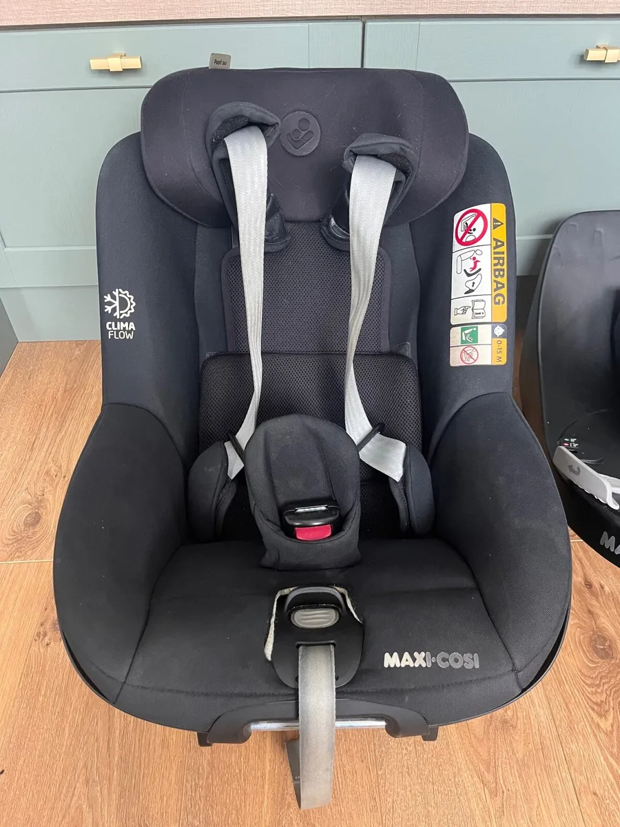 Maxi cosi 360 car seat & Isofix base - Image 2