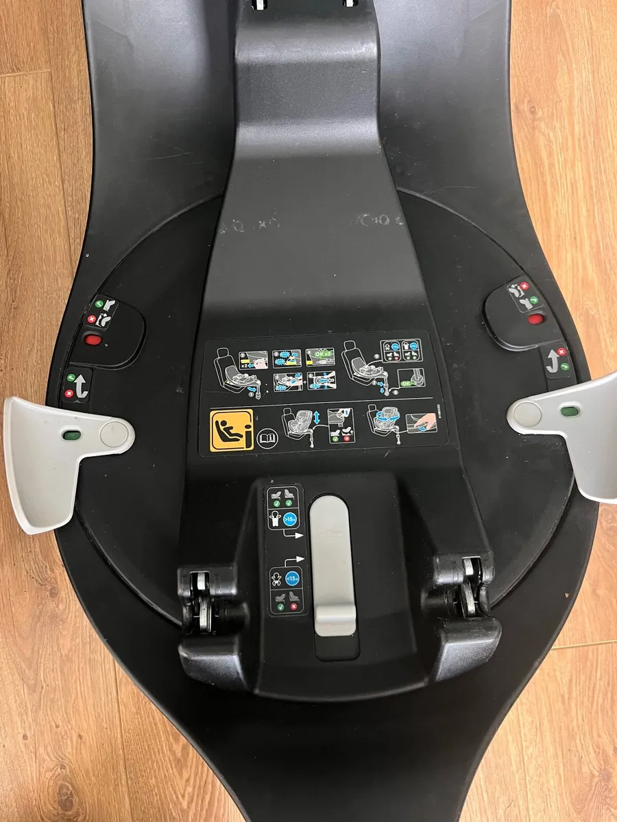 Maxi cosi 360 car seat & Isofix base - Image 4