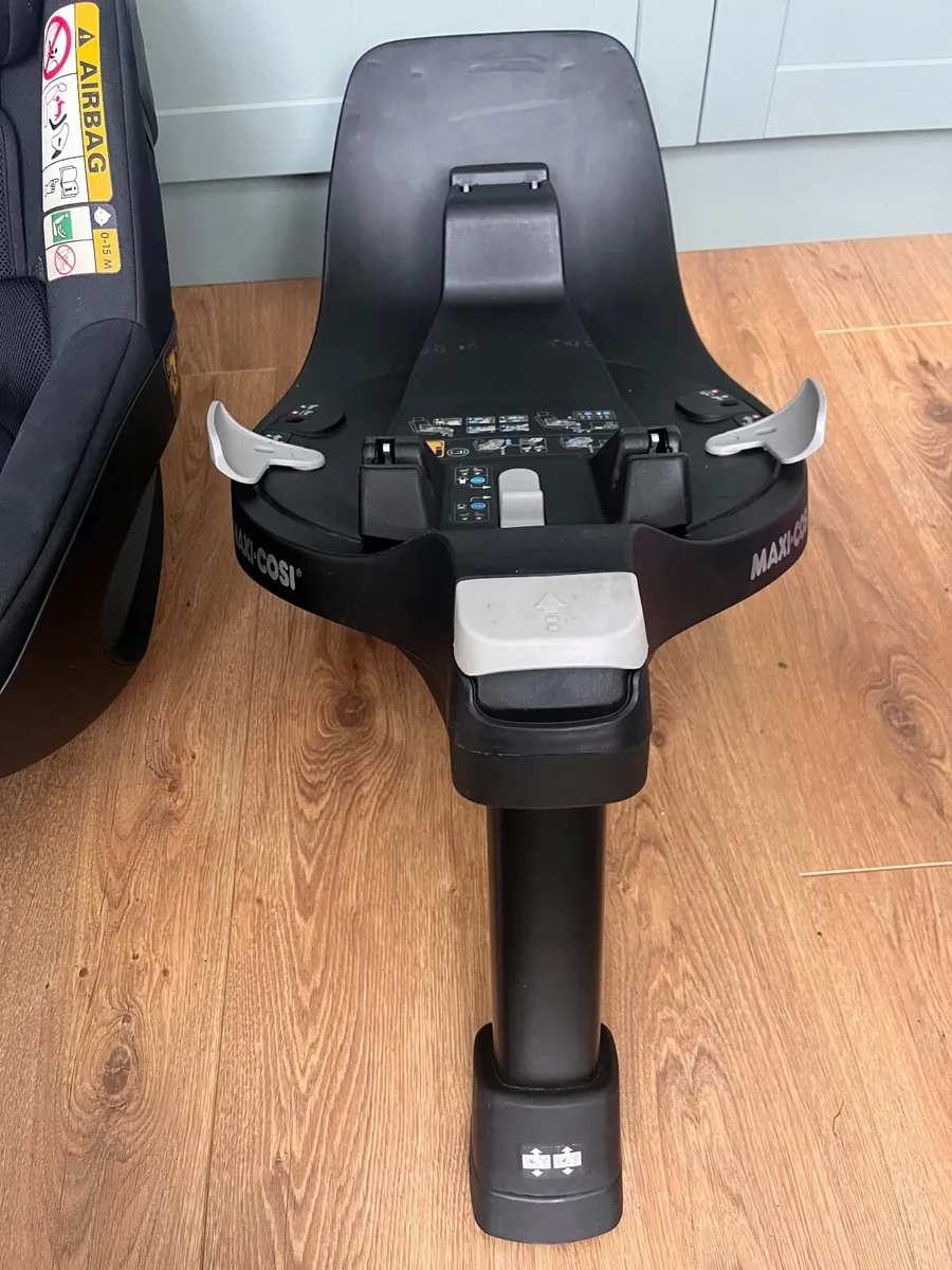 Maxi cosi 360 car seat & Isofix base - Image 3