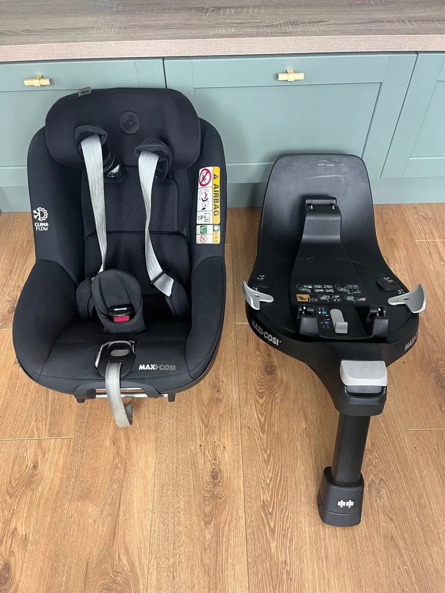 Maxi cosi 360 car seat & Isofix base - Image 1