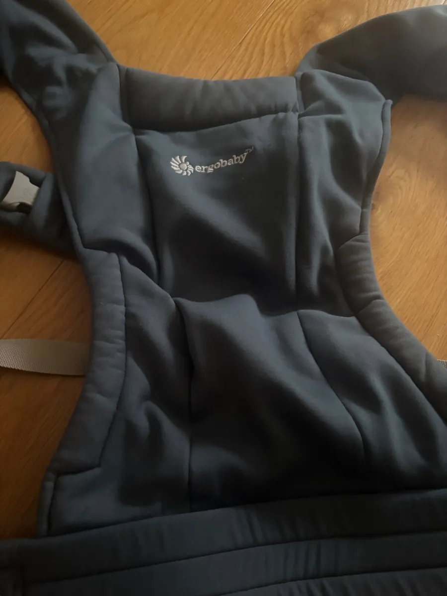 Ergobaby Embrace Newborn Carrier – Soft Navy – Nev - Image 2