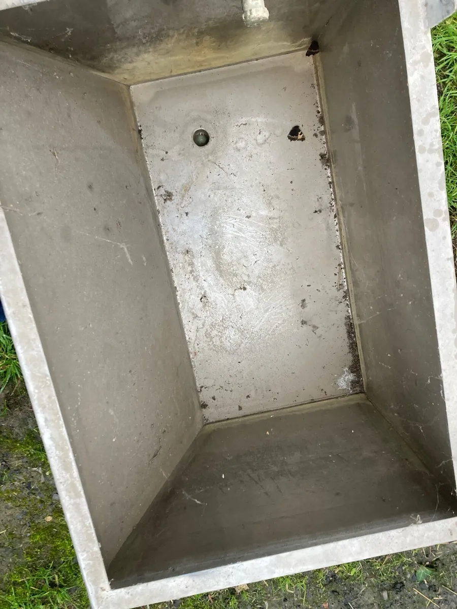 2 100 litre wash troughs - Image 4