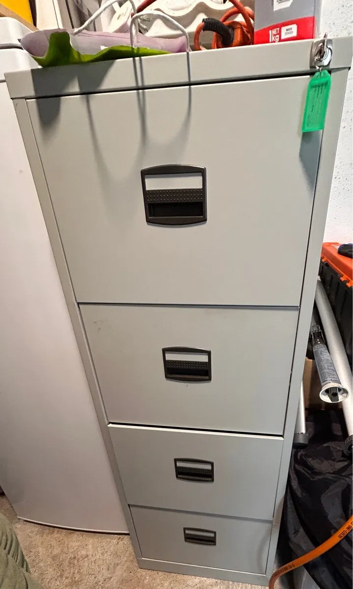 4 drawer filing cabinet. - Image 1