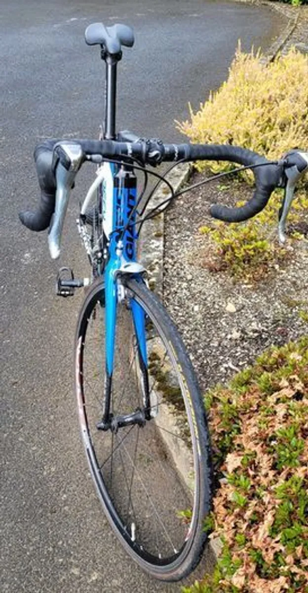 Giant Defy 2 Road Bike - Medium frame - Image 3
