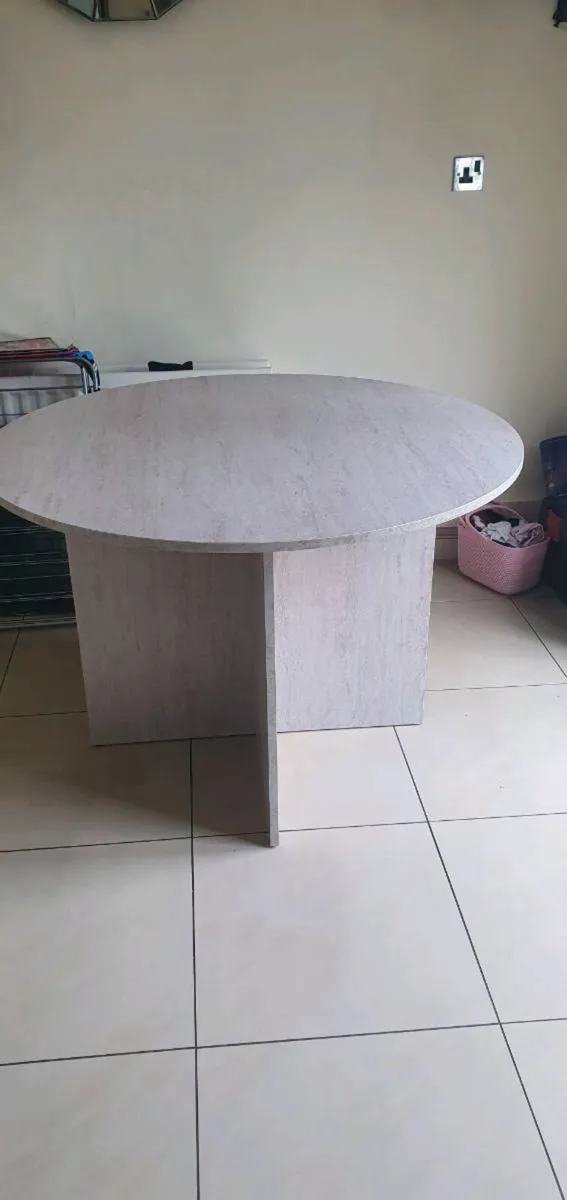 Dining table - Image 1