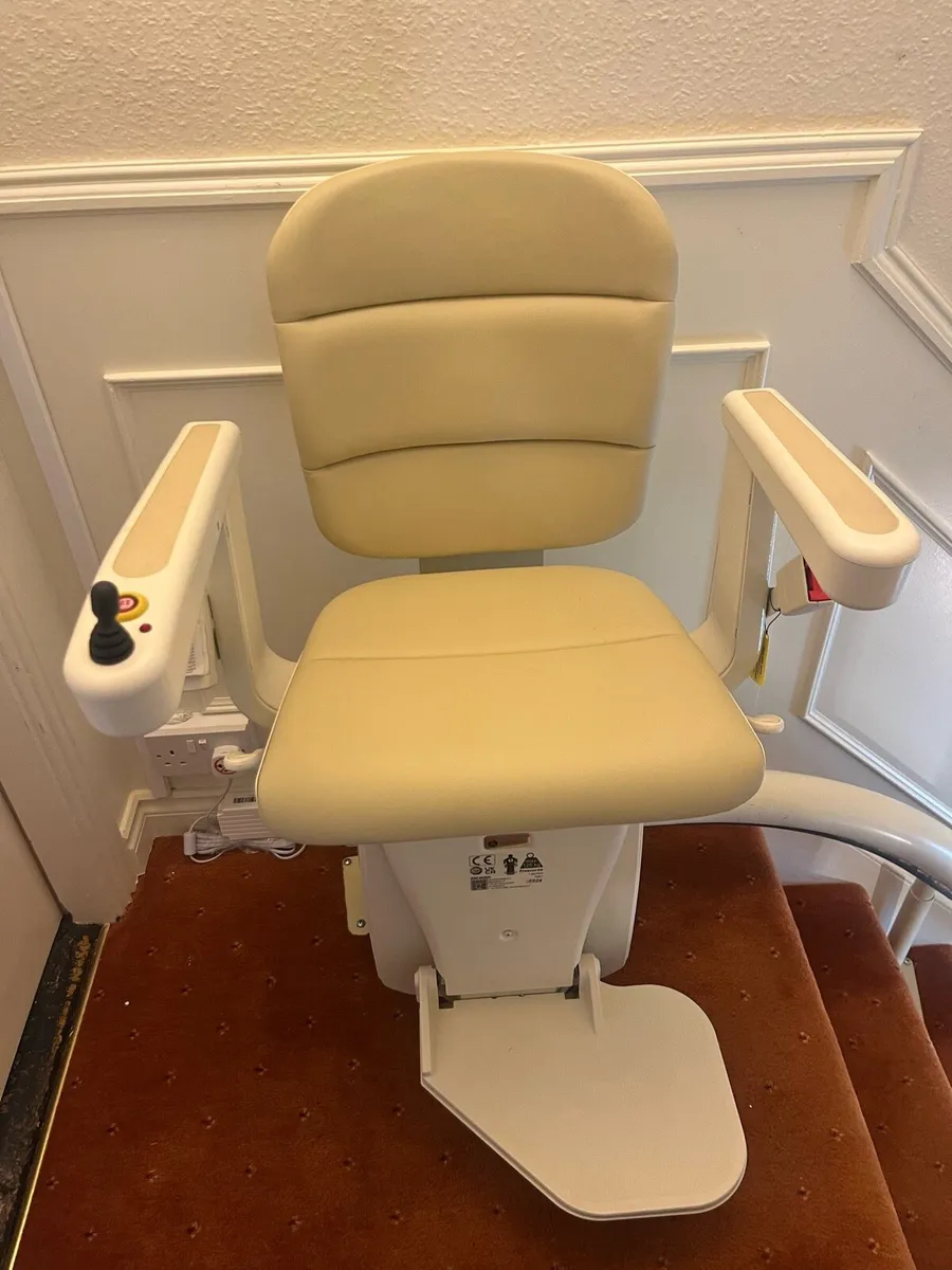 Curved stair lift - Image 1