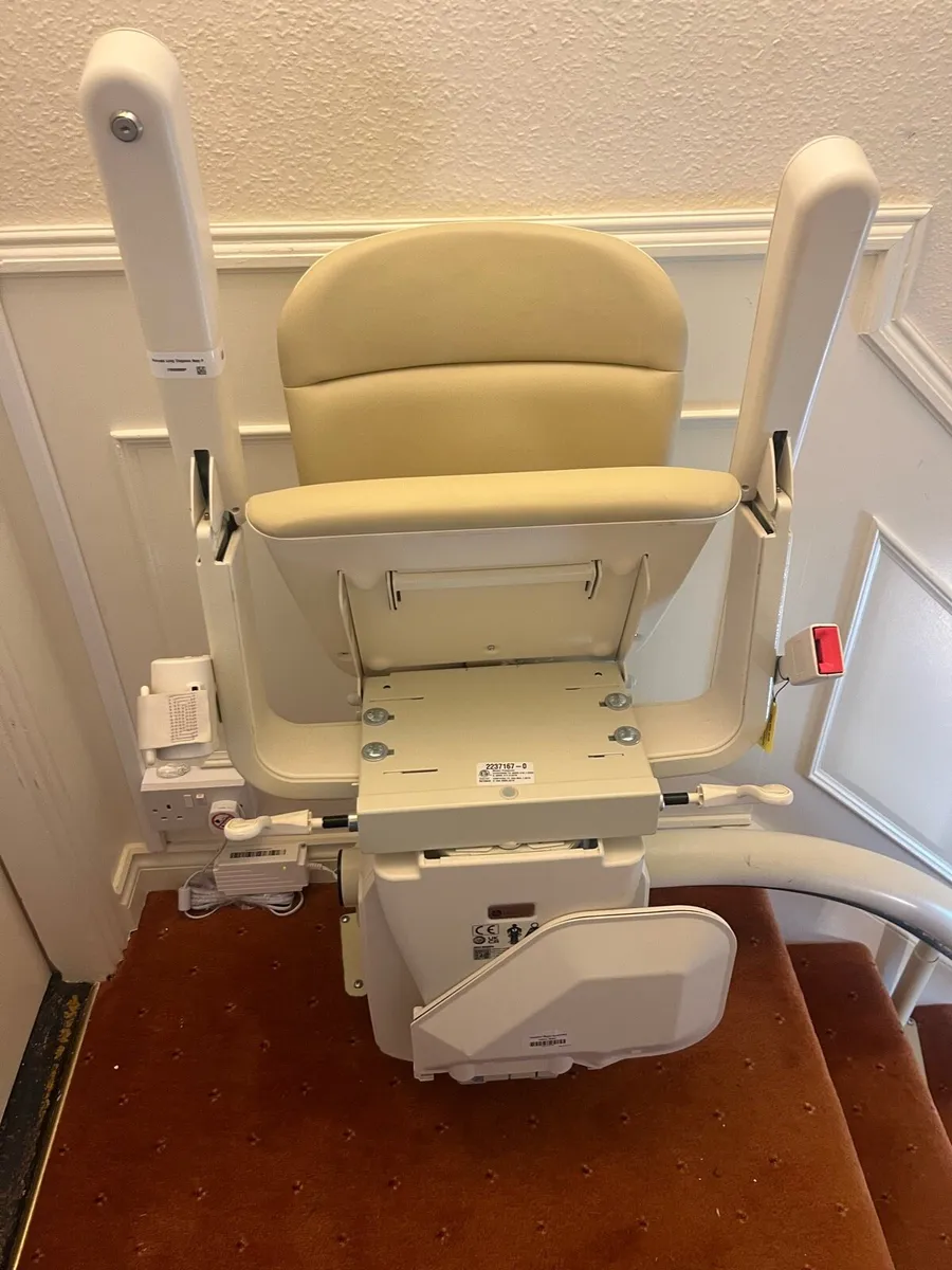 Curved stair lift - Image 2